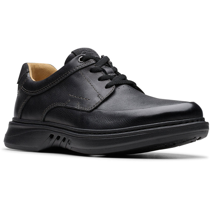 Quarter turn view Men's Clarks Footwear style name Un Briley Lace Wide in color Black Leather. Sku: 26179979-W