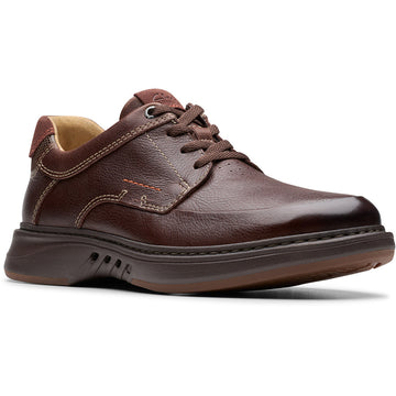 Quarter turn view Men's Clarks Footwear style name Un Briley Lace Wide in color Mahogany. Sku: 26179980-W