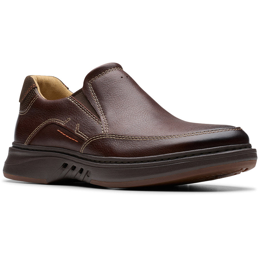 Quarter turn view Men's Clarks Footwear style name Un Briley Step Wide in color Mahogany. Sku: 26179985-W