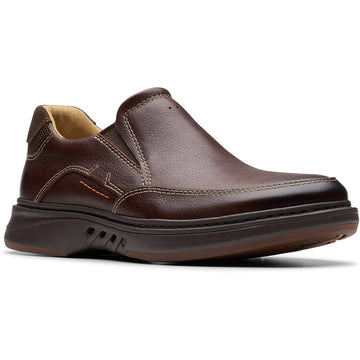 Quarter turn view Men's Clarks Footwear style name Un Briley Step Wide in color Mahogany. Sku: 26179985-W