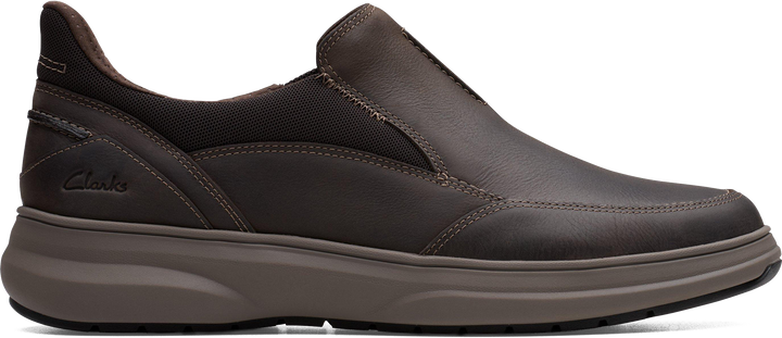 Quarter turn view Men's Clarks Footwear style name Mullan Step Wide in color DK BRN LEA. Sku: 26184413W
