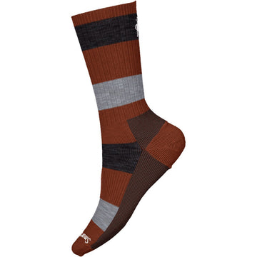 Quarter turn view Men's Smartwool Sock style name Everyday Barnsley Crew in color Picante. Sku: SW001880J33