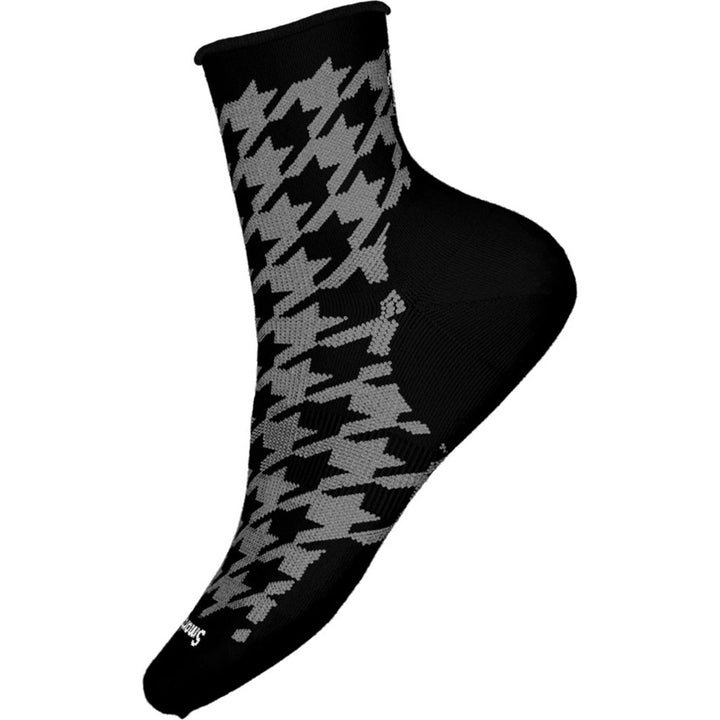 Quarter turn view Women's Smartwool Sock style name Everyday Houndstooth Ankle in color Black. Sku: SW002515001