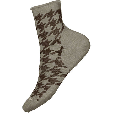 Quarter turn view Women's Smartwool Sock style name Everyday Houndstooth Ankle in color Fossil. Sku: SW002515880