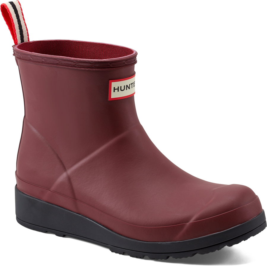 Quarter turn view Women's Hunter Footwear style name W Play Short Boot in color TAWNY PORT. Sku: WS2020RMA-DRE01