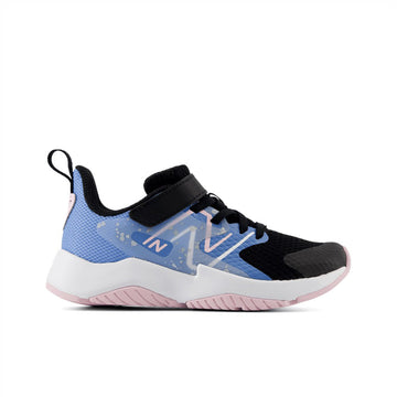 Quarter view Kid's New Balance Footwear style name Rave Run V2 Medium in color Black/Blue Laguna/Lt Raspberry. Sku: YTRAVBL2-1M