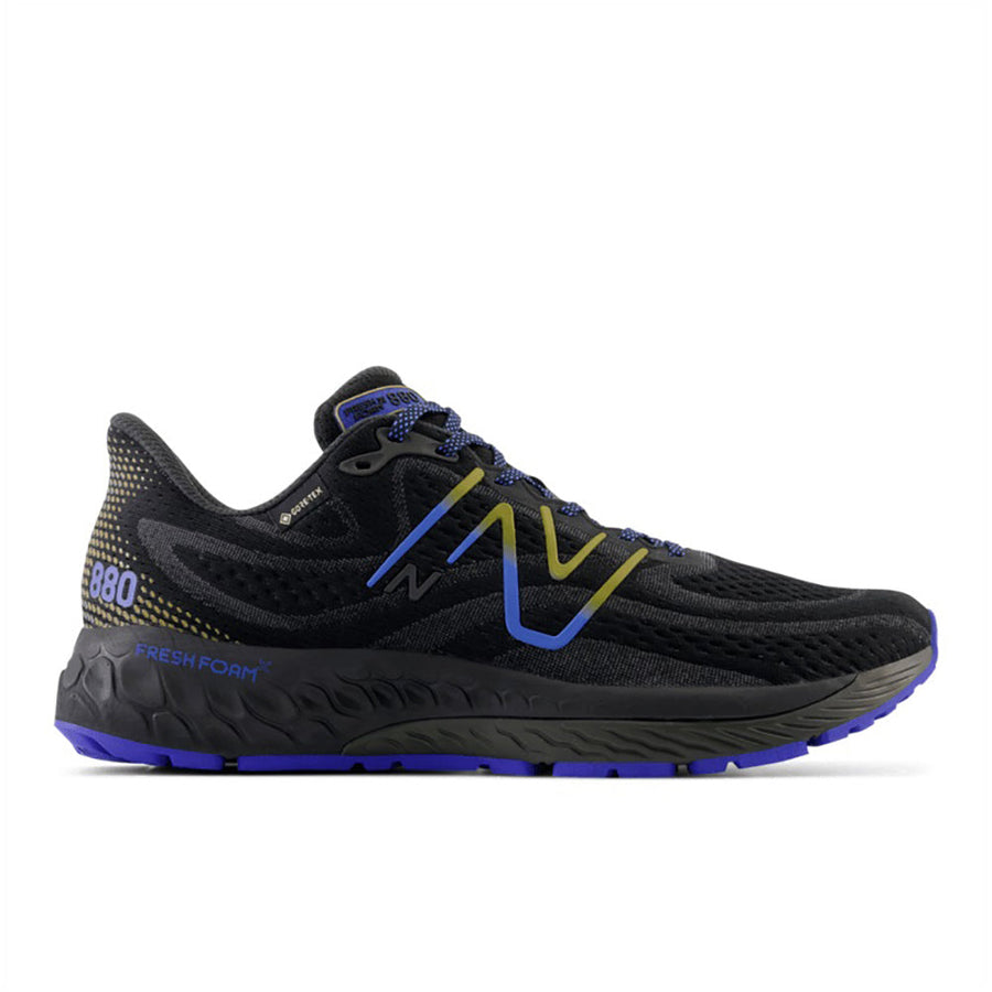 Quarter view Men's New Balance Footwear style name Fresh Foam X 880V12 Gore-Tex Wide in color Black/ Marine Blue. Sku: M880GQ13-2E